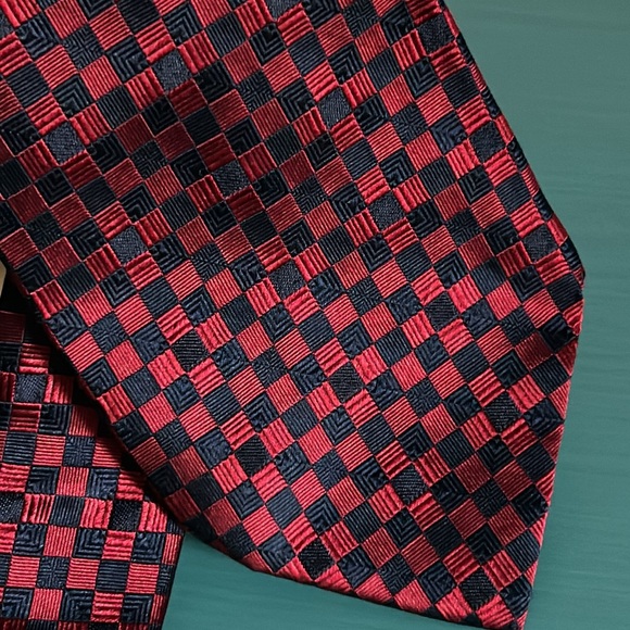 Tincati Men’s Italian Silk Classic Deep Navy and Red Checked Print Necktie - Picture 2 of 5